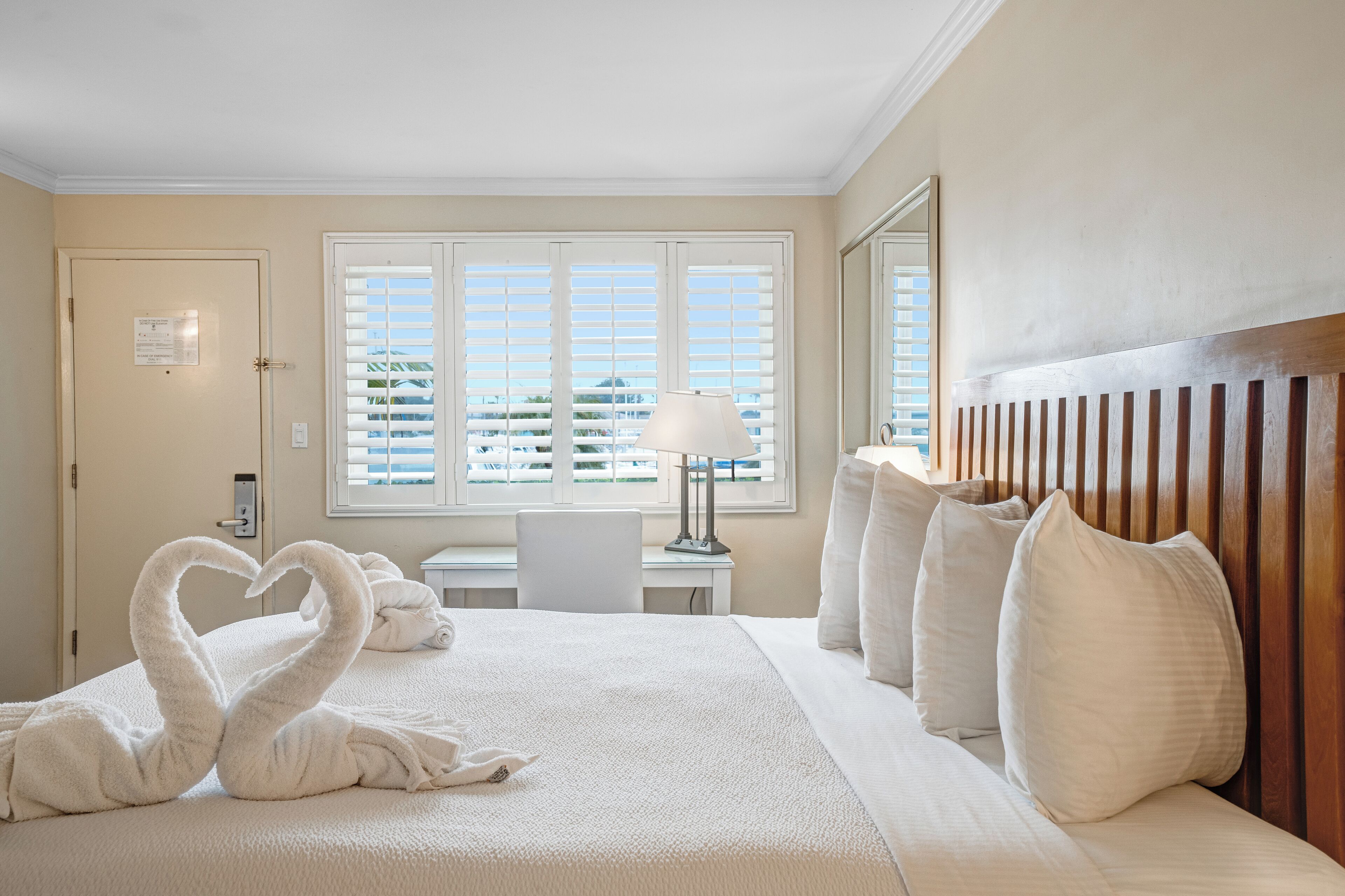 Standard Room, 1 King Bed, Marina View | In-room safe, desk, laptop workspace, iron/ironing board