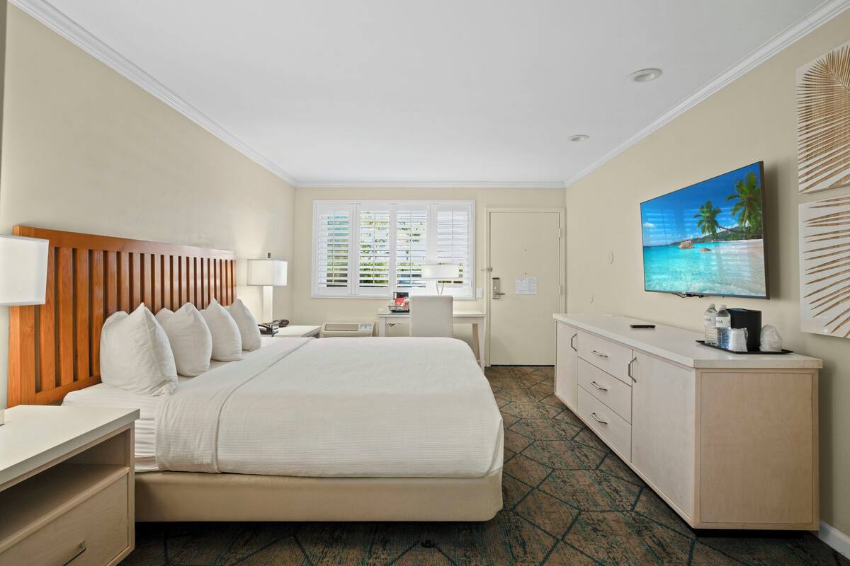 Standard Room, 1 King Bed, Accessible (Roll In Shower)
