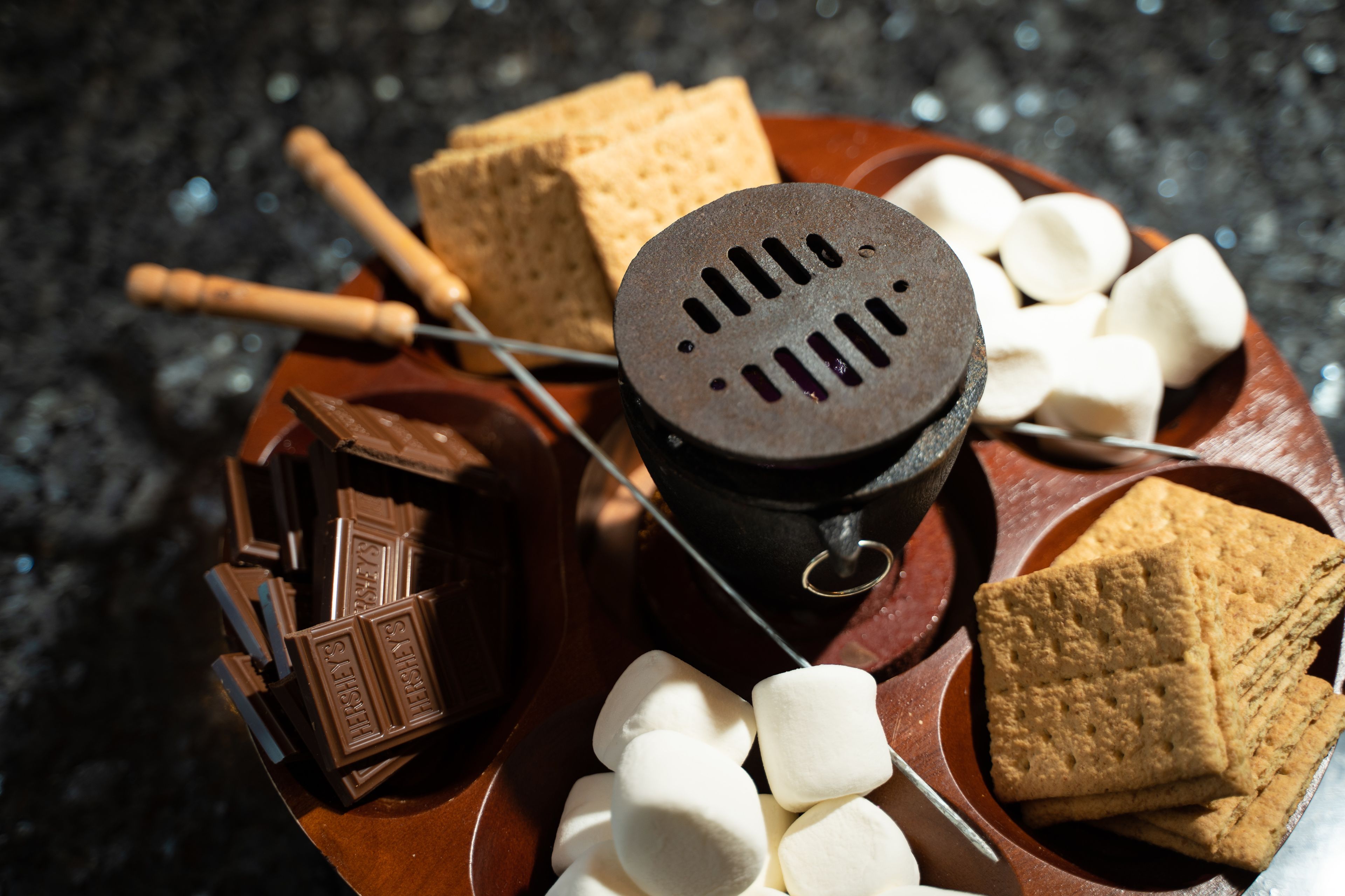 Una fogata con malvaviscos, chocolate y galletas Graham.