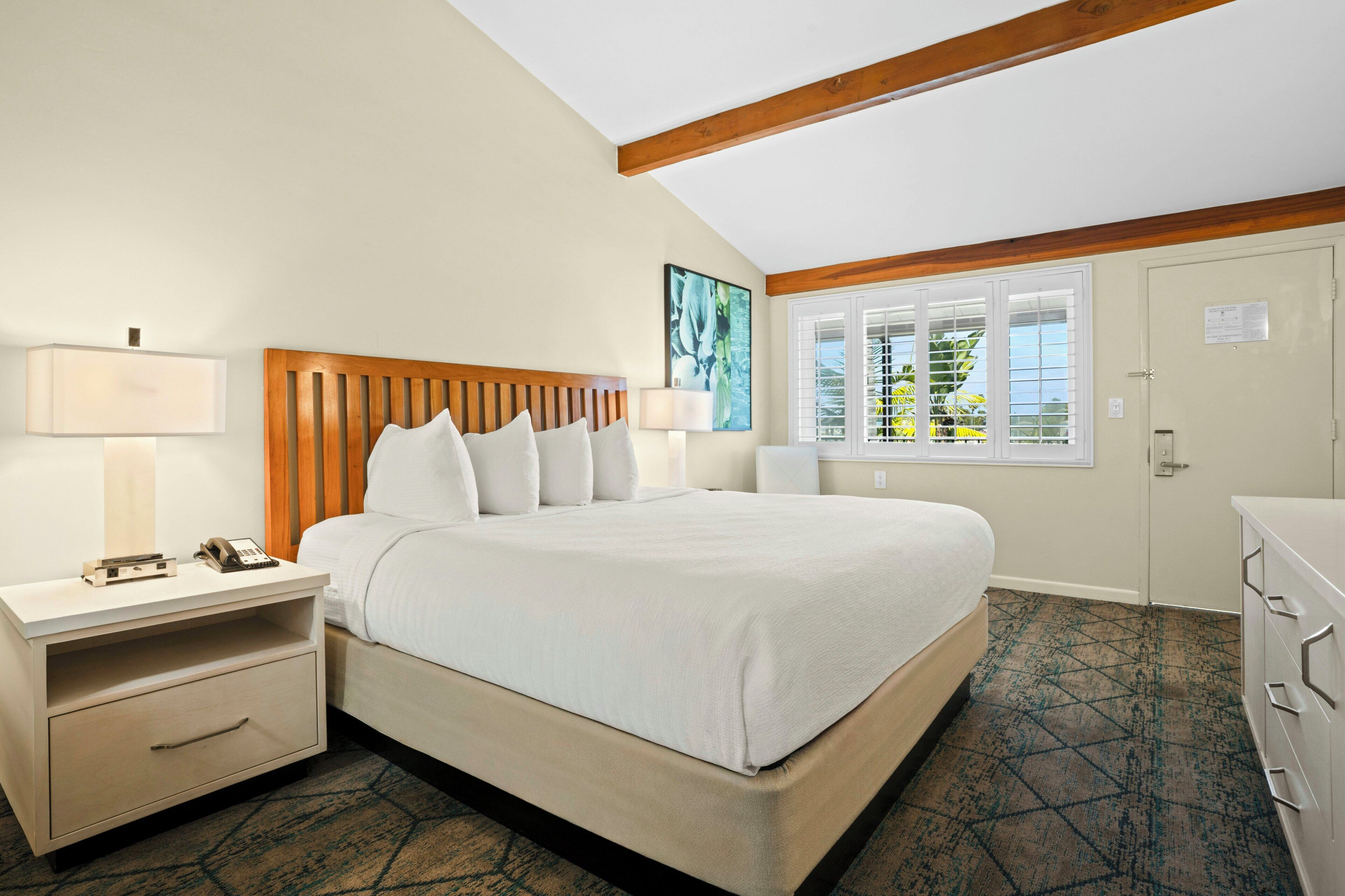 Standard Room, 1 King Bed, Marina View | In-room safe, desk, laptop workspace, iron/ironing board