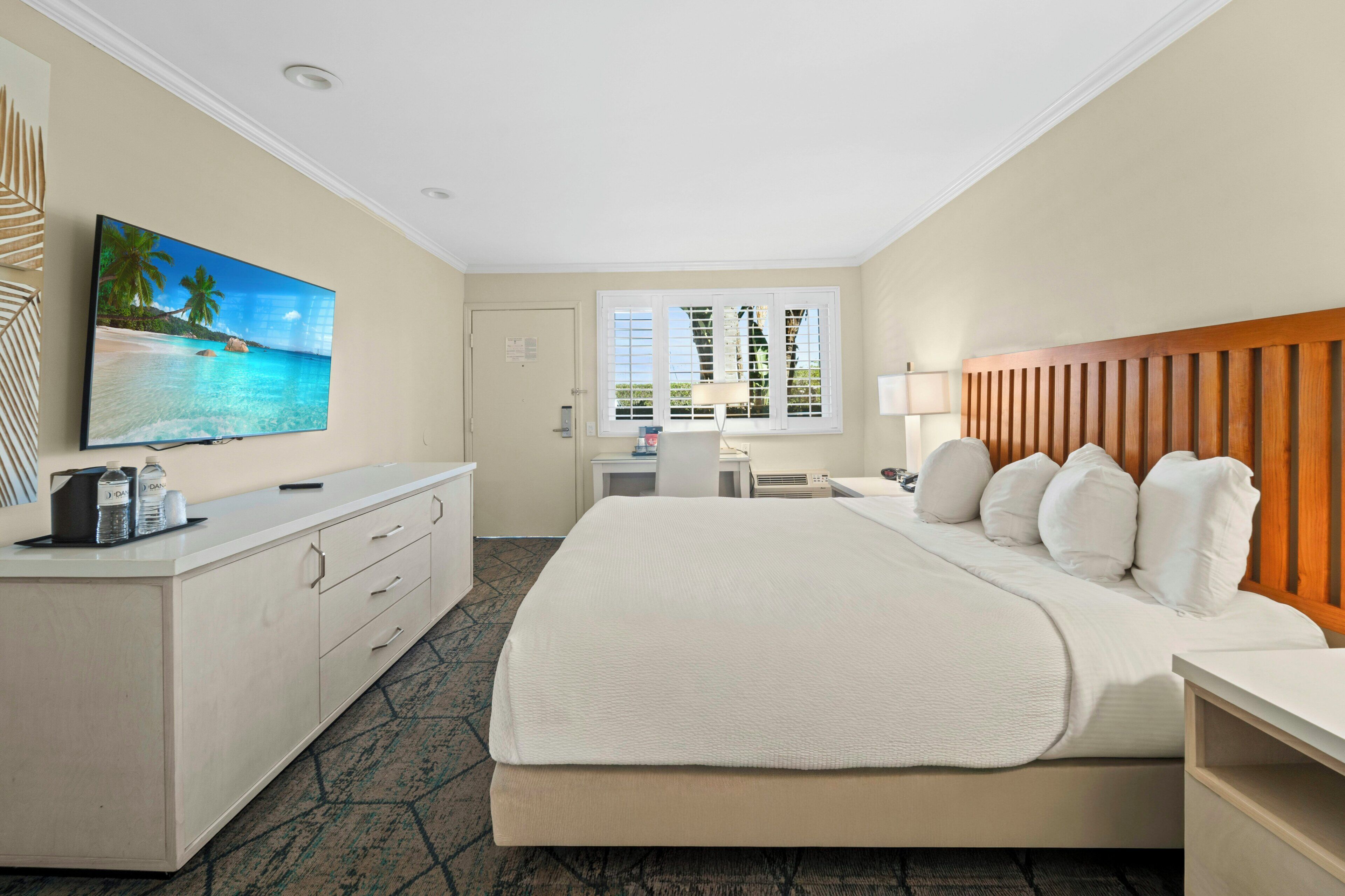 Standard Room, 1 King Bed, Accessible | In-room safe, desk, laptop workspace, iron/ironing board