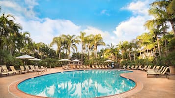 2 Außenpools, beheizter Pool, Liegestühle