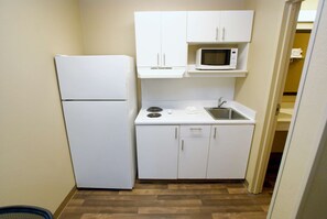 Full-sized fridge, microwave, stovetop