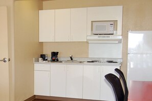 Full-size fridge, microwave, stovetop - Extended Stay America Suites Greensboro Big Tree Way (Greensboro)