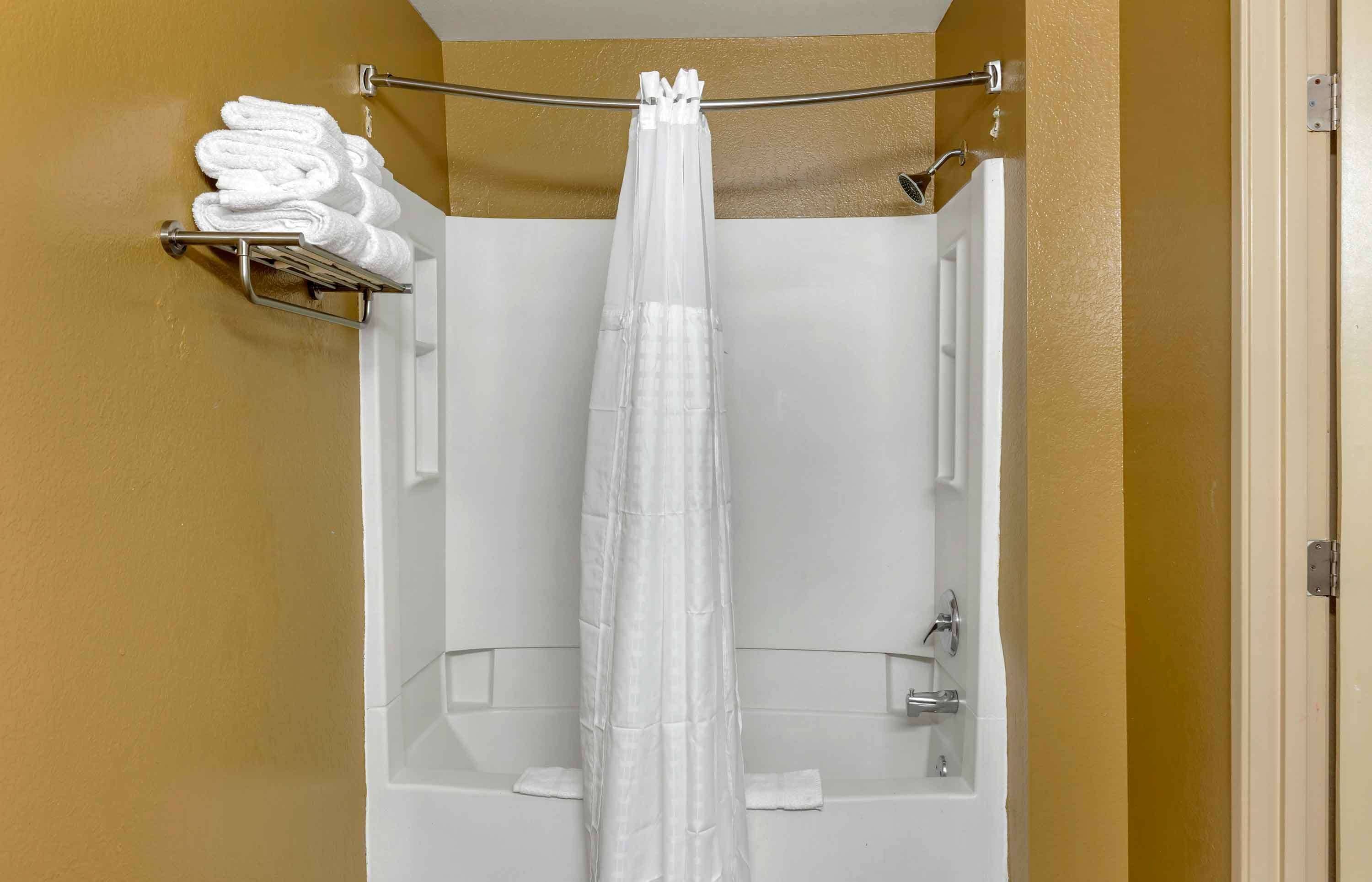 Combined shower/bathtub, free toiletries, towels