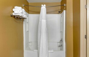 Ensemble douche/baignoire, articles de toilette gratuits