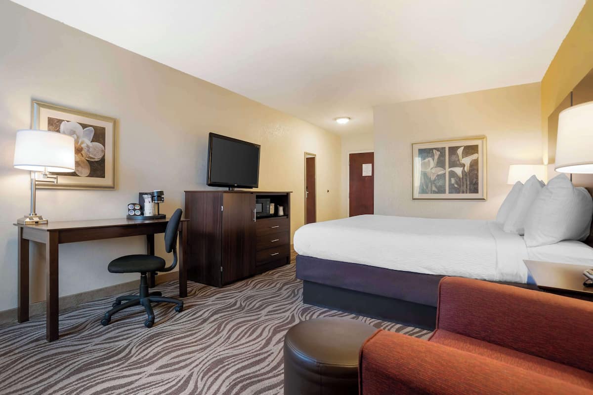 Iron/ironing board, rollaway beds, WiFi, bed sheets