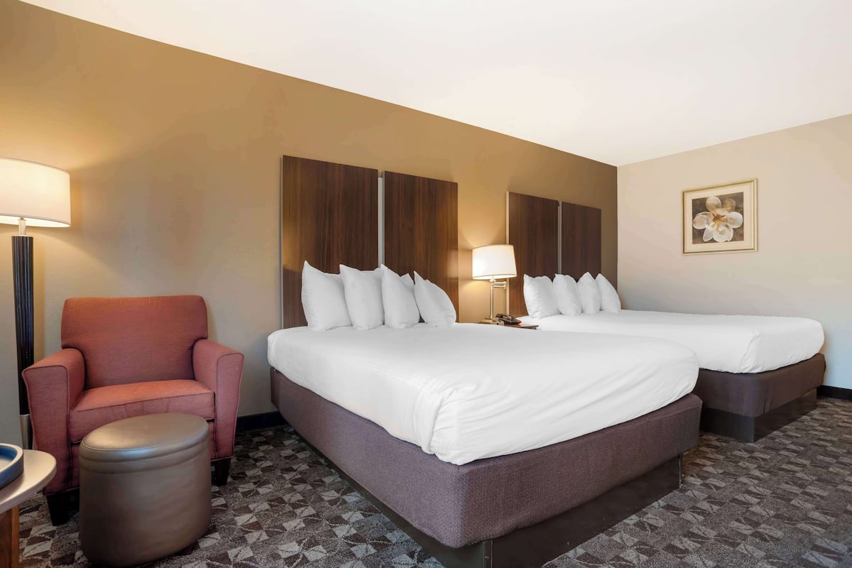 Iron/ironing board, rollaway beds, WiFi, bed sheets