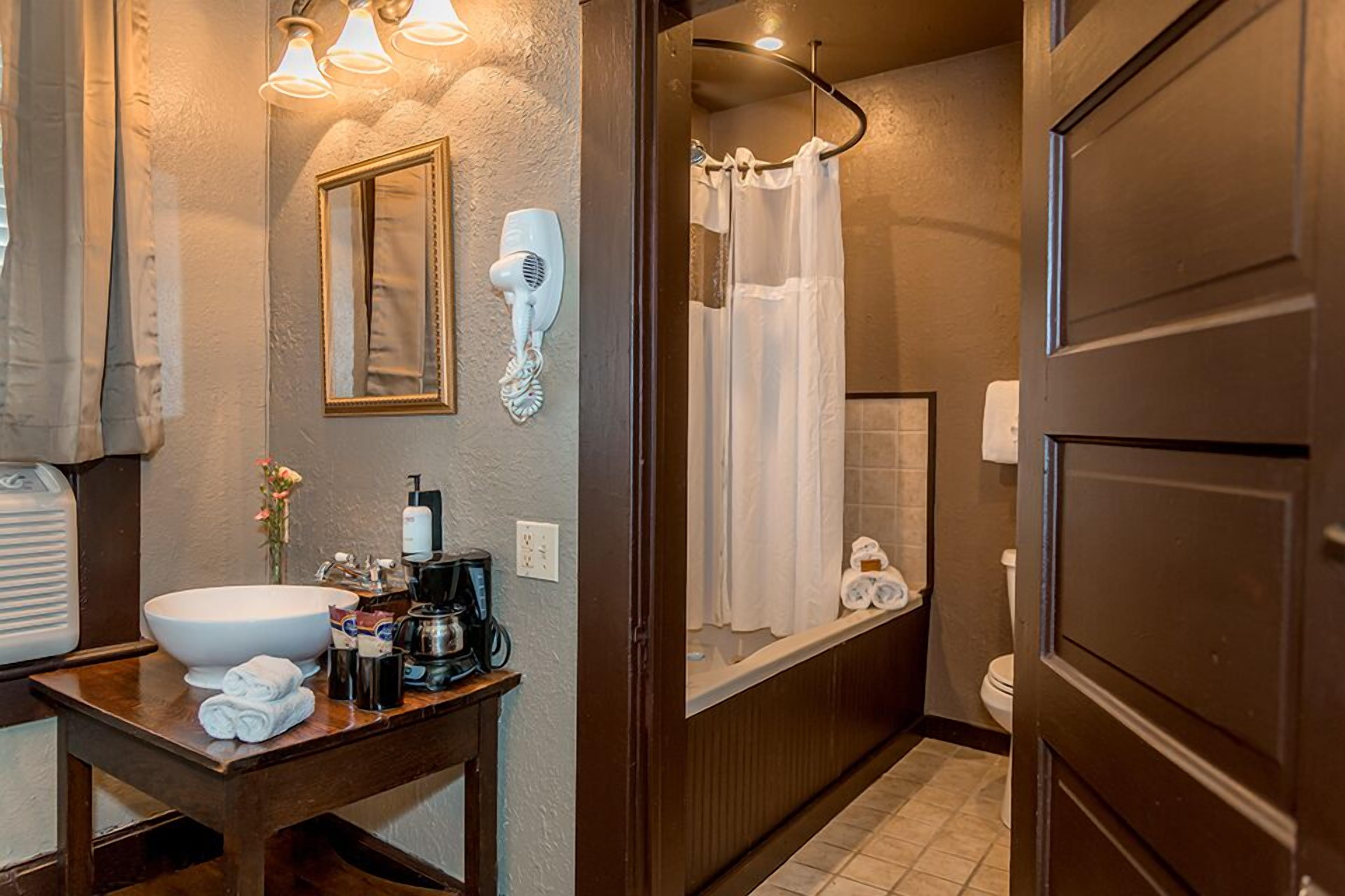 standard single room, 1 queen bed | individually decorated, individually furnished, iron/ironing board