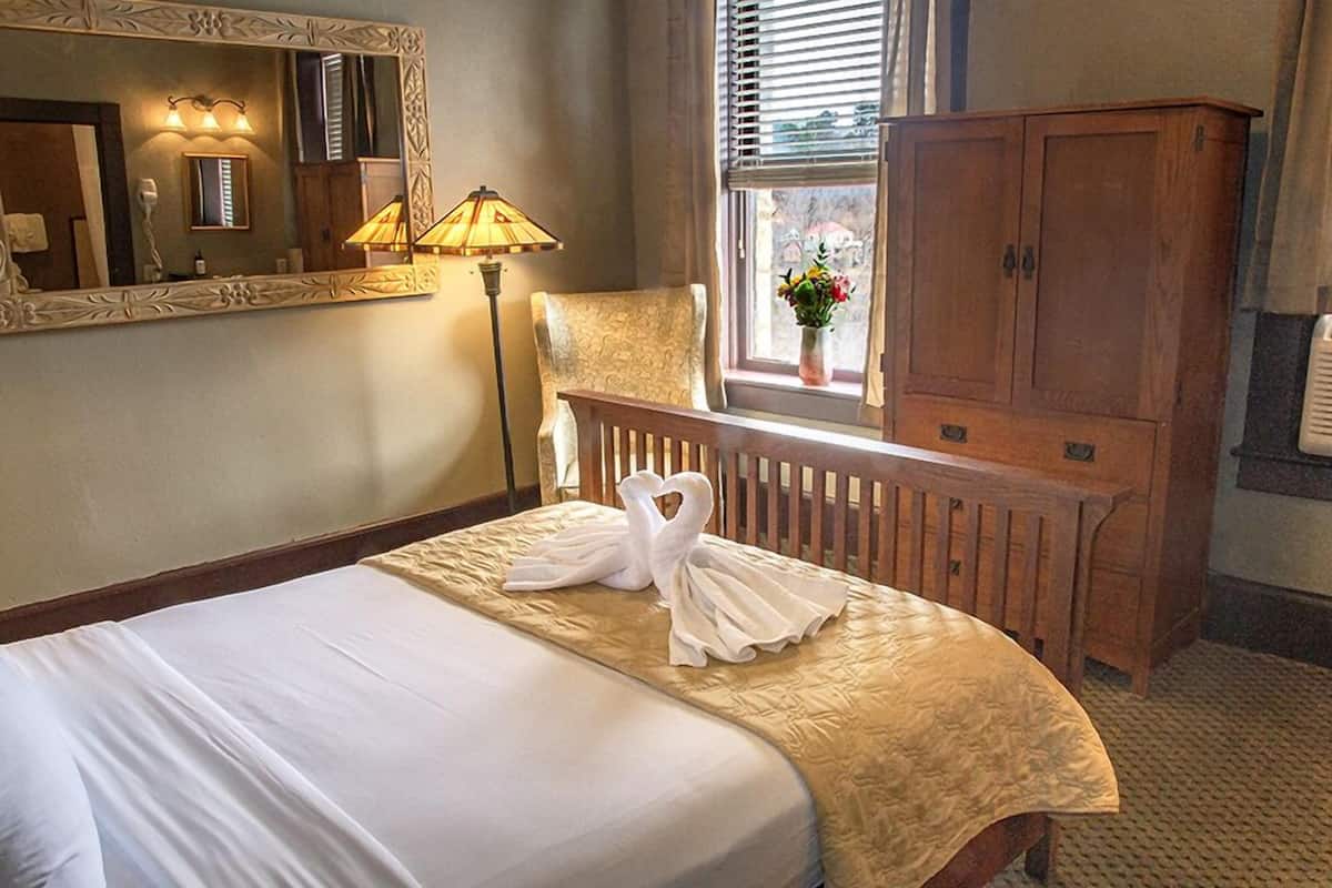 standard single room, 1 queen bed | individually decorated, individually furnished, iron/ironing board