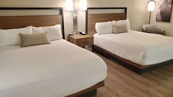 Camas con pillow-top, caja de seguridad en la habitación y escritorio