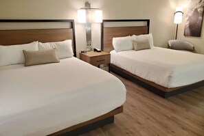 Colchones con pillow-top y caja de seguridad en la habitación 
