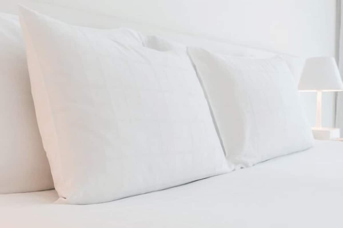 Colchones con pillow-top y caja de seguridad en la habitación