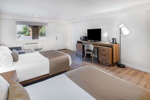 Camas con pillow-top, caja de seguridad en la habitación y escritorio 