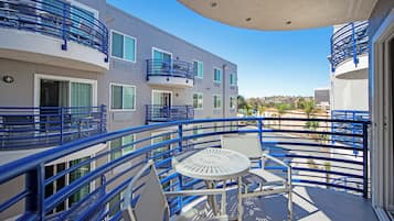 Standard Condo, 1 Bedroom, Kitchen | Balcony