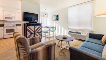 Standard Condo, 2 Bedrooms, Kitchen | Minibar, iron/ironing board, WiFi, bed sheets