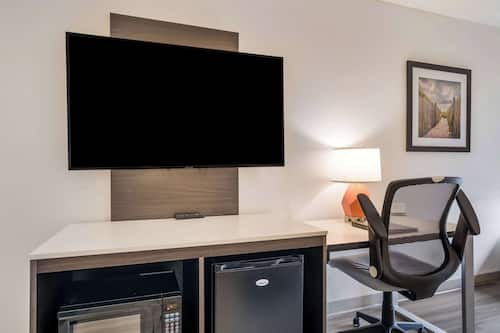 Pillow-top beds, desk, soundproofing, iron/ironing board