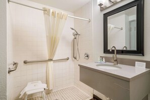 Habitación, 2 camas dobles, accesible para personas con discapacidad, no fumadores | Colchones con acolchado adicional, escritorio, sistema de insonorización