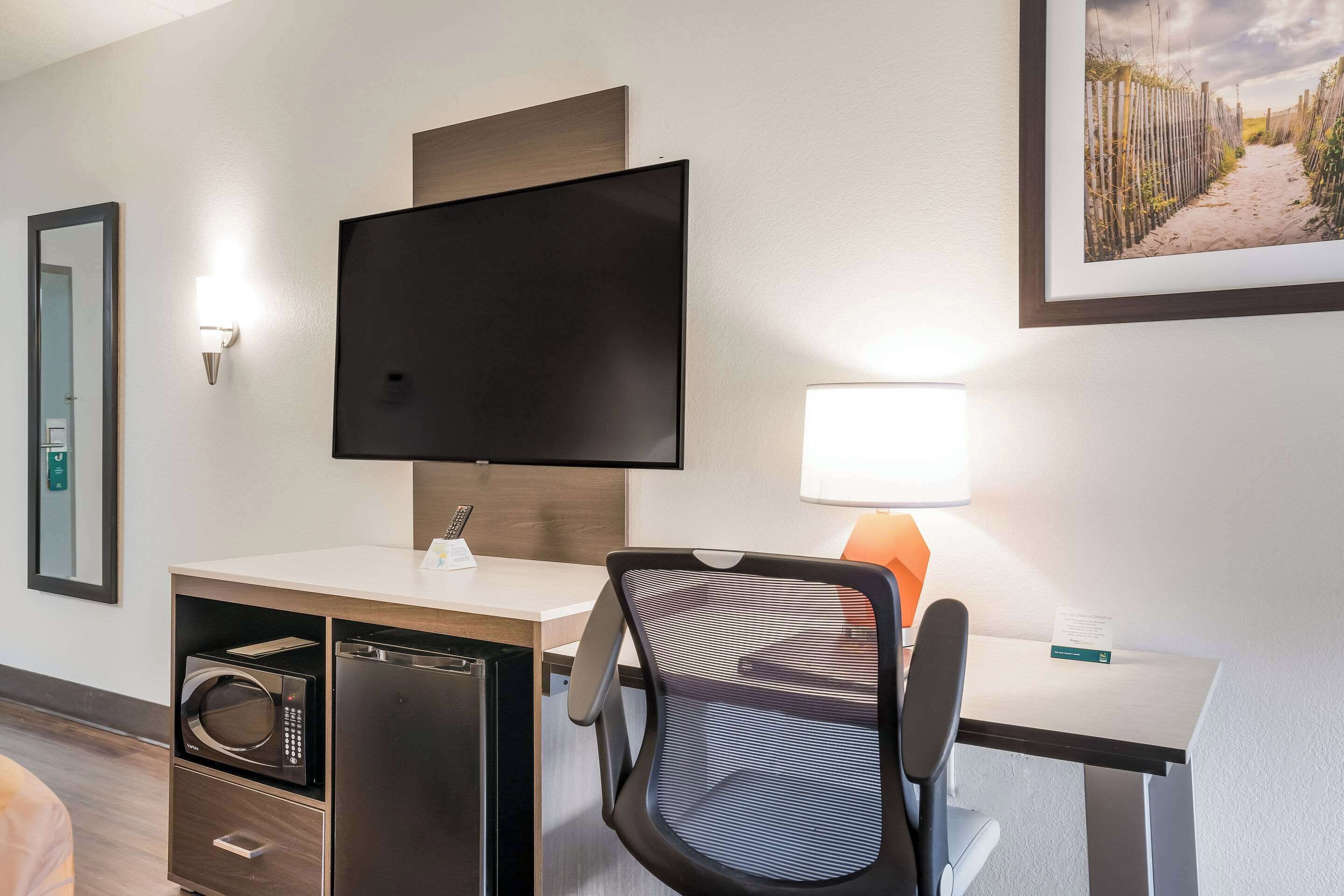 Pillow-top beds, desk, soundproofing, iron/ironing board