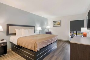 Standard Room, 1 King Bed, Non Smoking | Pillowtop beds, desk, soundproofing, iron/ironing board