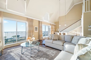 Royal Penthouse | Egyptian cotton sheets, premium bedding, down duvets, pillow-top beds - Oak Bay Beach Hotel (Victoria)