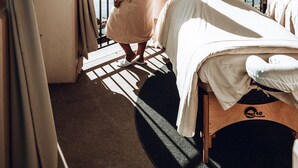 A room with a bed, a view of the sea, and curtains. - Oak Bay Beach Hotel (Victoria)
