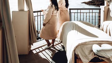 Relax in this serene bedroom with a single bed and stunning sea view.