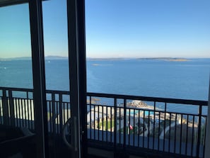 Egyptian cotton sheets, premium bedding, down duvets, pillow-top beds - Oak Bay Beach Hotel (Victoria)