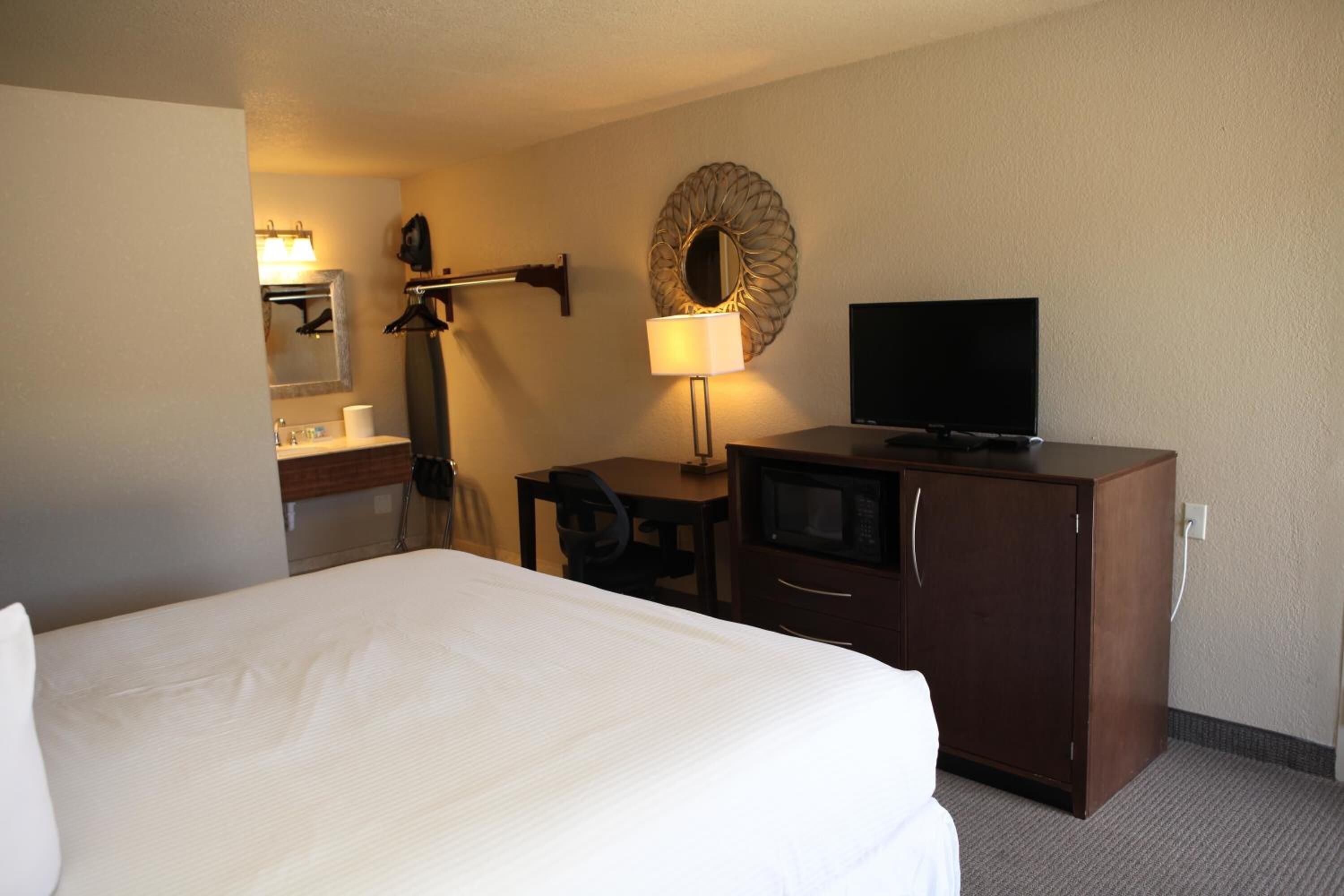 standard room | pillow-top beds, individually decorated, individually furnished, desk