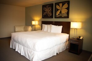 Executive one king bed non smoking | Pillowtop beds, individually decorated, individually furnished, desk - Unique Suites Hotel (Charleston)