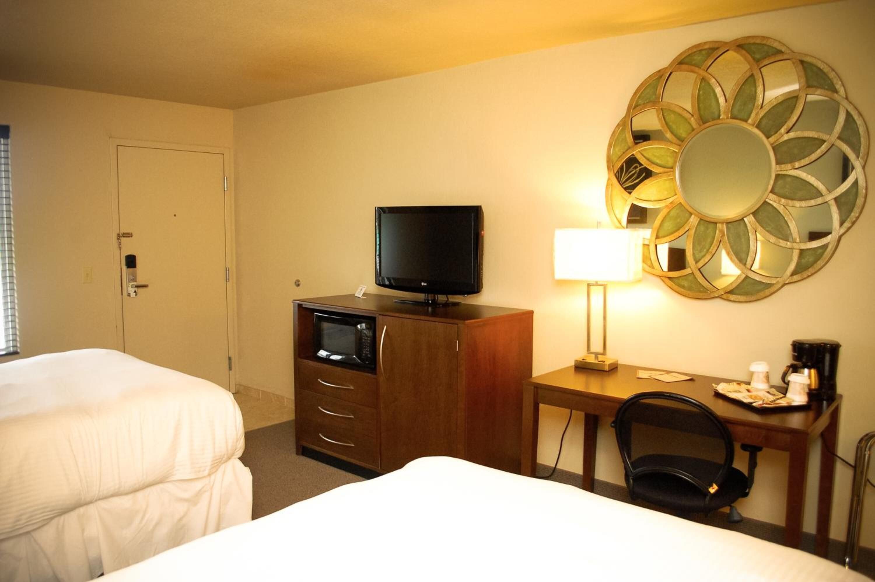 standard room | pillow-top beds, individually decorated, individually furnished, desk