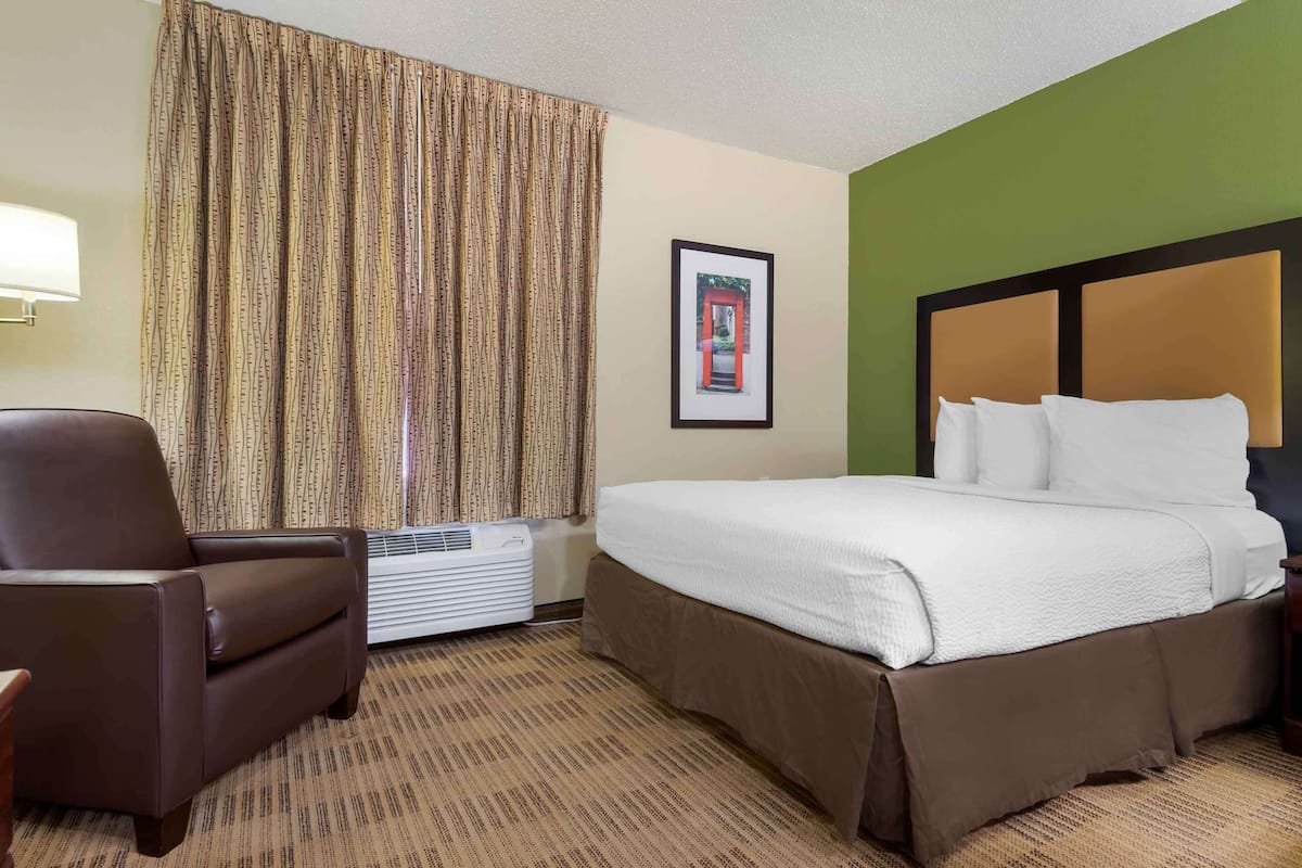 Studio, 1 Queen Bed, Non Smoking | Desk, laptop workspace, blackout drapes, iron/ironing board