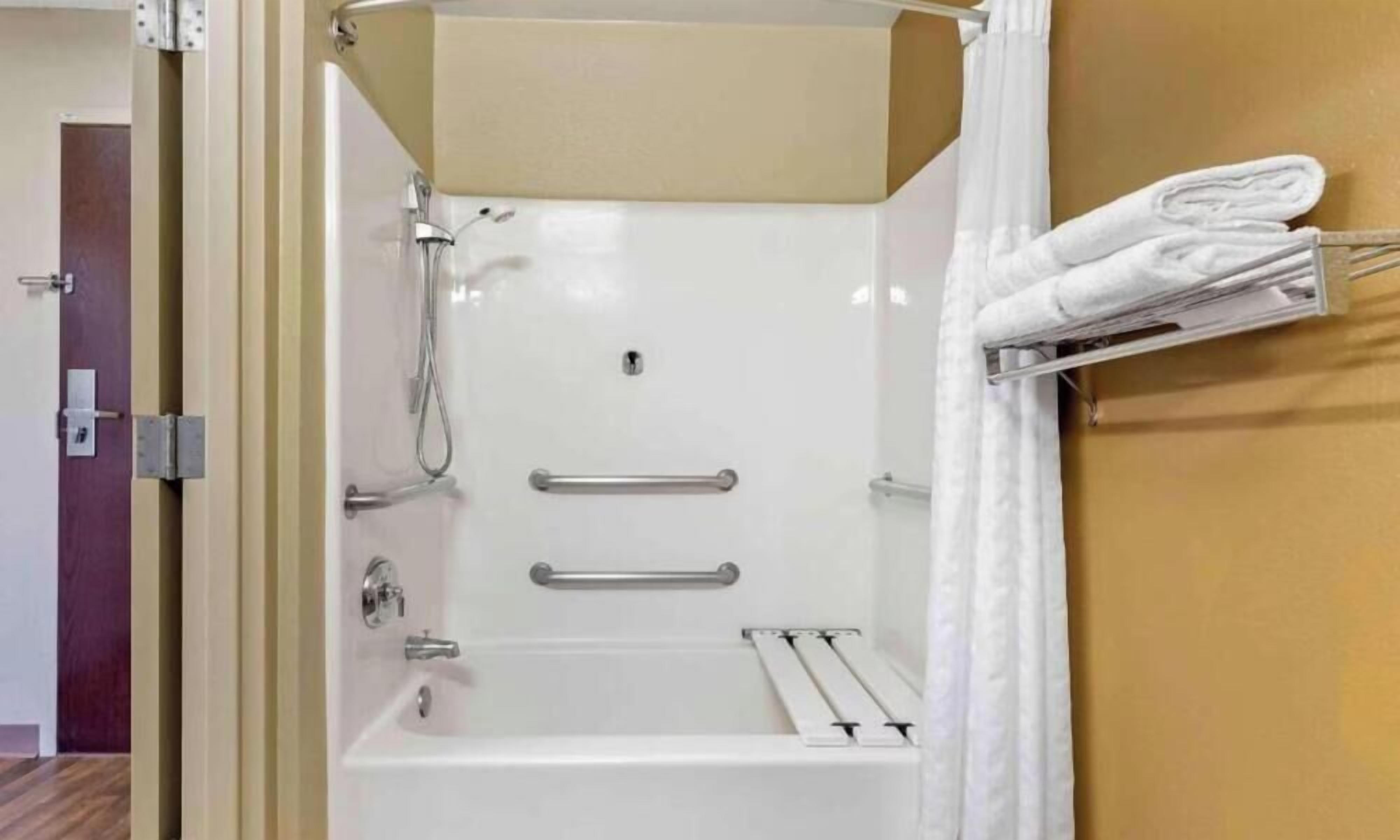 Combined shower/tub, free toiletries, towels