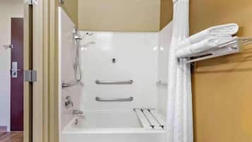 Combined shower/tub, free toiletries, towels