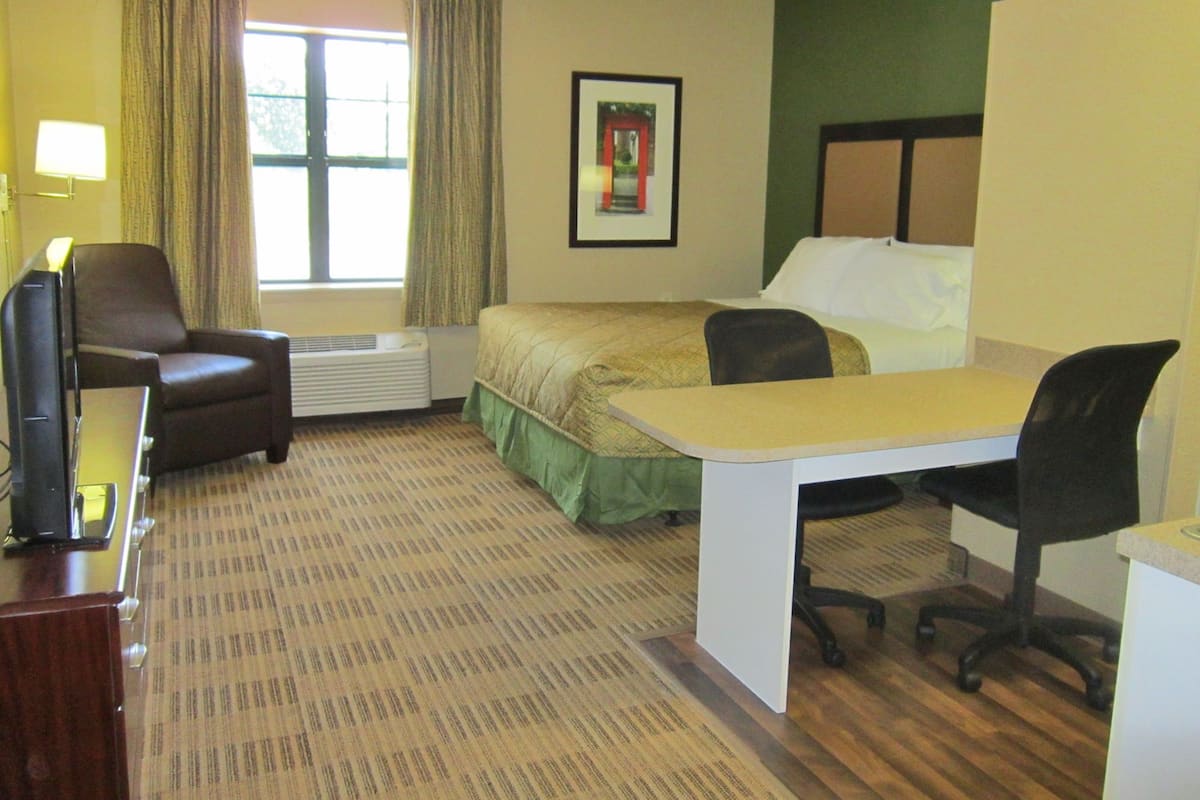 Zimmer, 2 Doppelbetten, Nichtraucher, Küche | Schreibtisch, laptopgeeigneter Arbeitsplatz, Verdunkelungsvorhänge