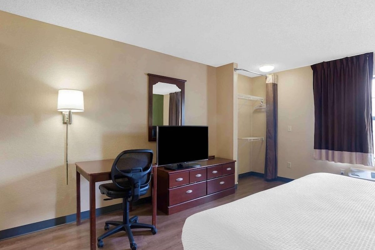 Desk, laptop workspace, blackout drapes, WiFi (free)
