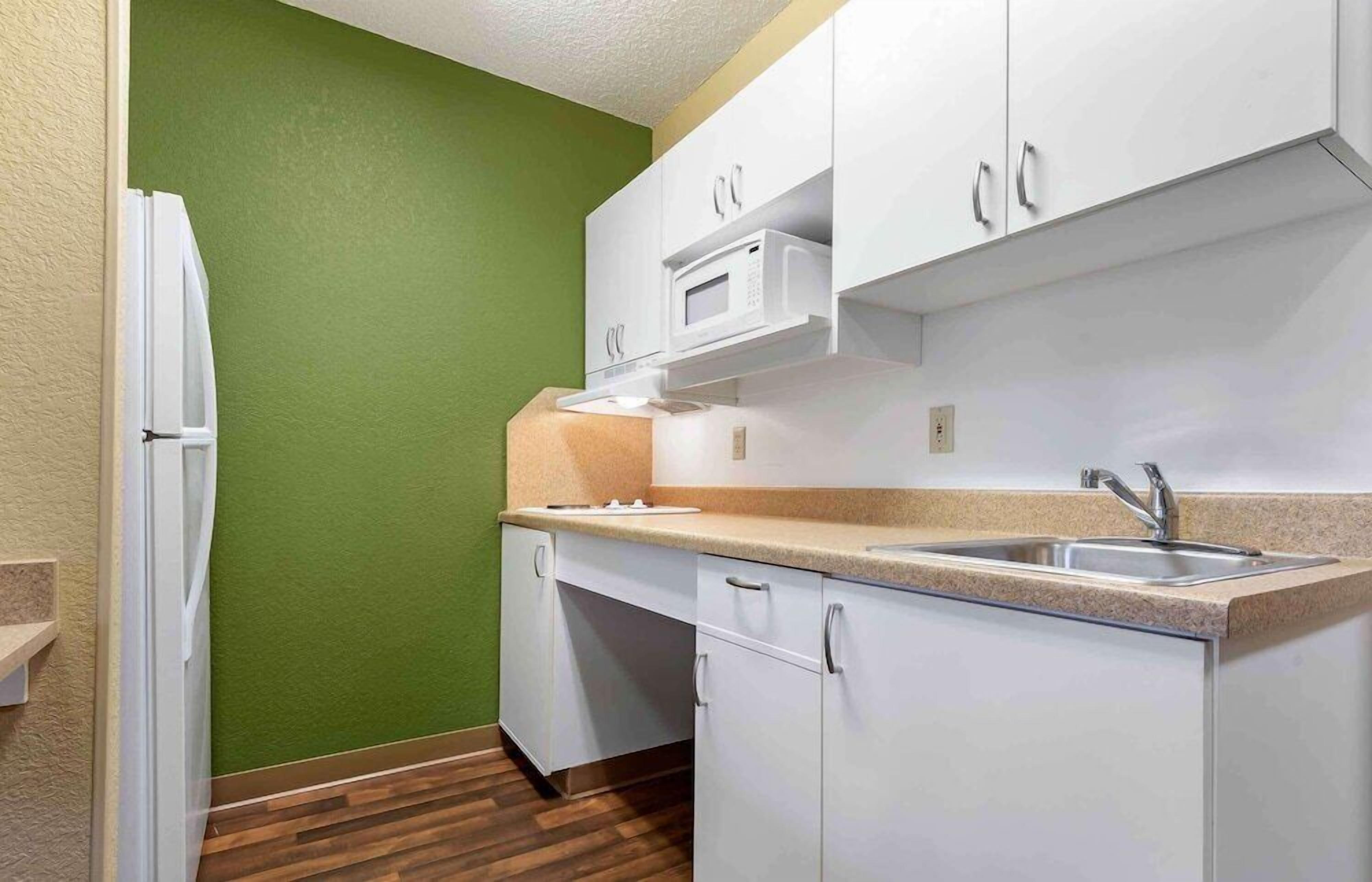 Chambre, 1 très grand lit, accessible aux personnes à mobilité réduite (Roll-In Shower, Kitchen) | Cuisine privée