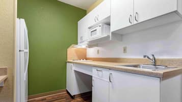 Full-sized fridge, microwave, stovetop