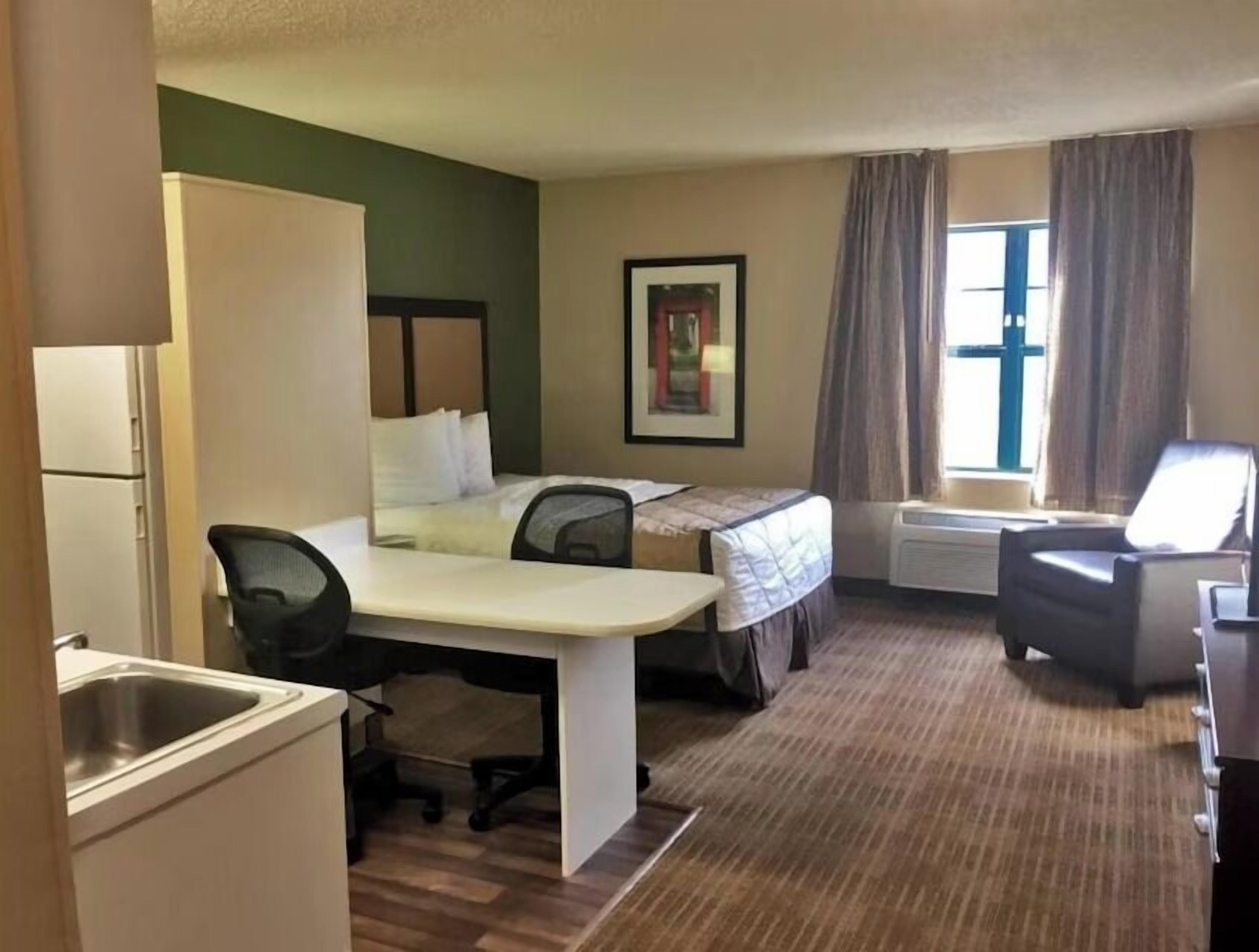 Room, 1 King Bed, Mobility Accessible, Non Smoking (Roll-In Shower, Kitchen) | Desk, laptop workspace, blackout drapes, WiFi (free)
