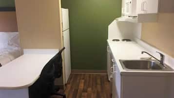 Habitación, 1 cama Queen size, para no fumadores, cocina | Cocineta privada | Refrigerador con congelador, microondas y parrilla de estufa