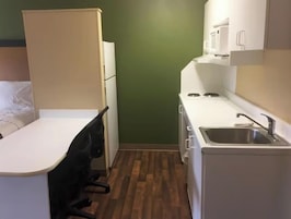Quarto, 1 cama Queen, para não fumantes, cozinha | Cozinha americana privada | Geladeira grande, micro-ondas, cooktop
