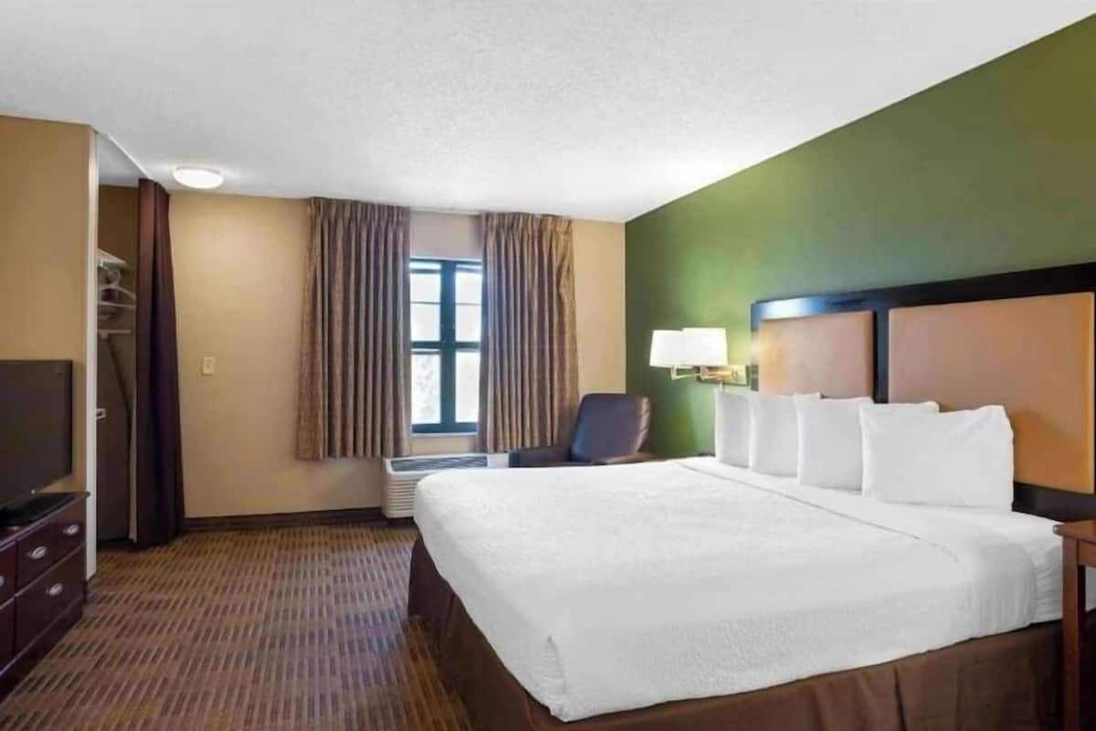 Room, 1 King Bed, Mobility Accessible, Non Smoking (Roll-In Shower, Kitchen) | Desk, laptop workspace, blackout drapes, WiFi (free)