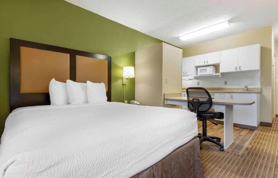 Room, 1 Queen Bed, Non Smoking, Kitchen | Desk, laptop workspace, blackout drapes, WiFi (free)