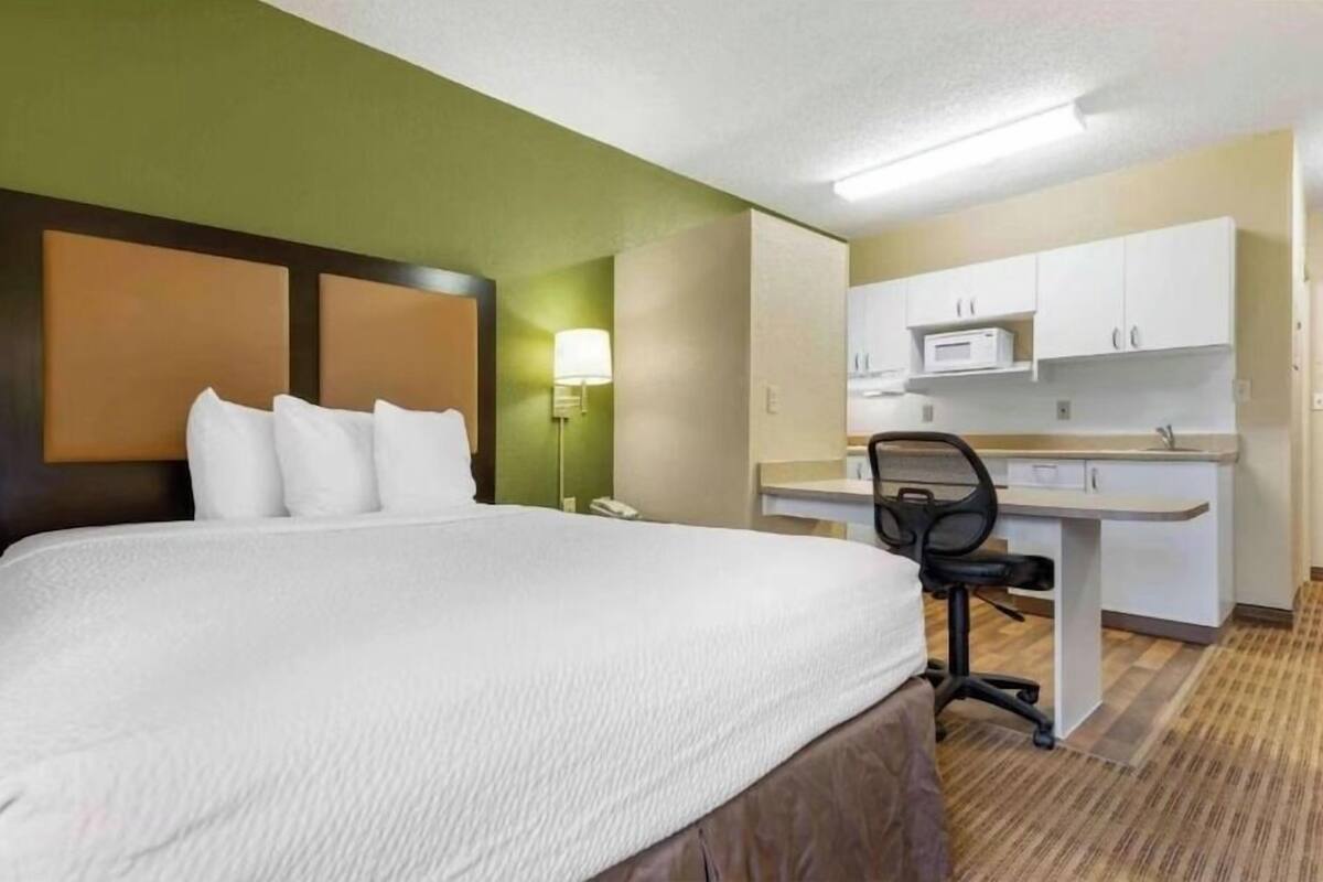 Room, 1 Queen Bed, Non Smoking, Kitchen | Desk, laptop workspace, blackout drapes, WiFi (free)