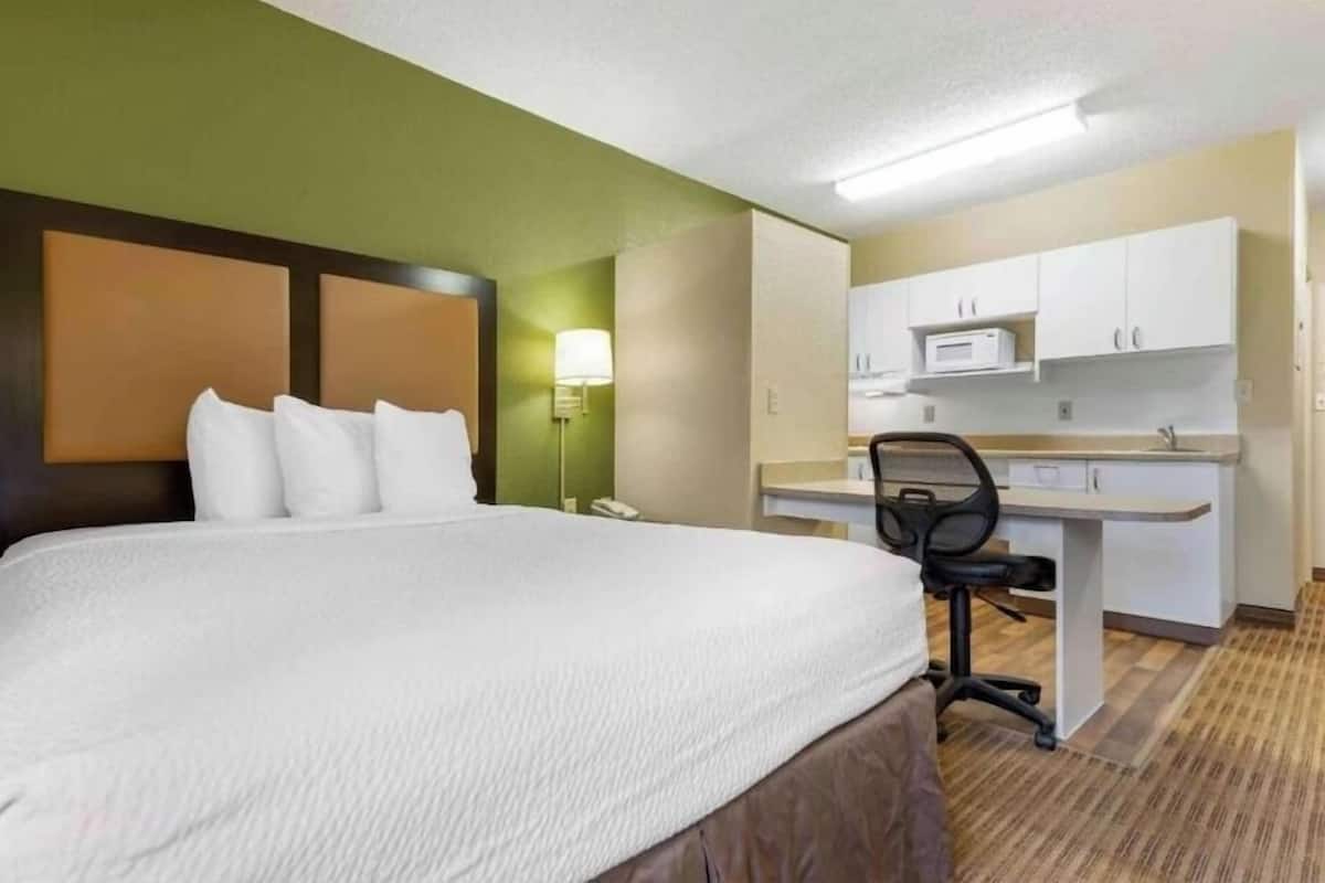 Room, 1 Queen Bed, Non Smoking, Kitchen | Desk, laptop workspace, blackout drapes, WiFi (free)
