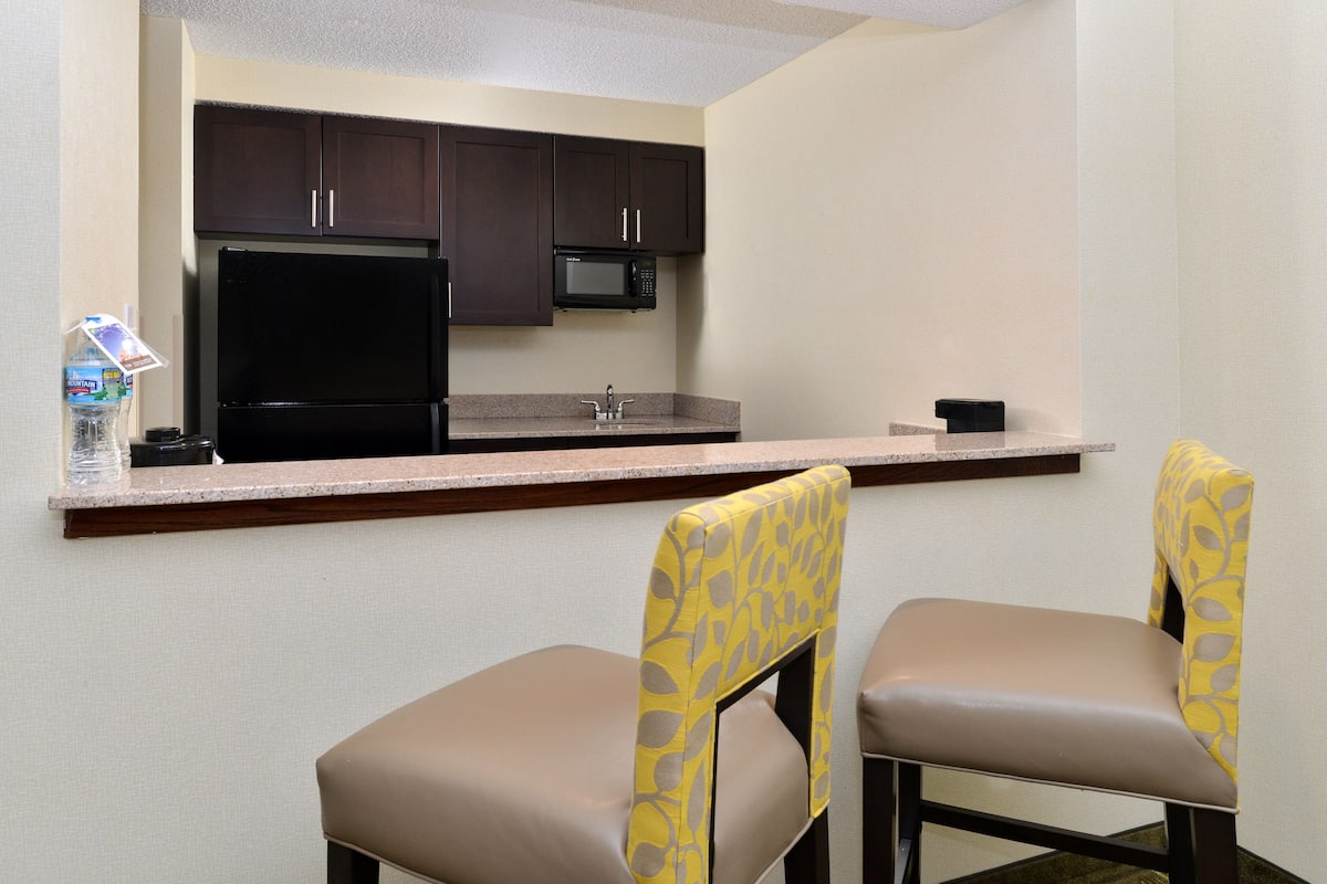 1 bedroom, in-room safe, desk, iron/ironing board