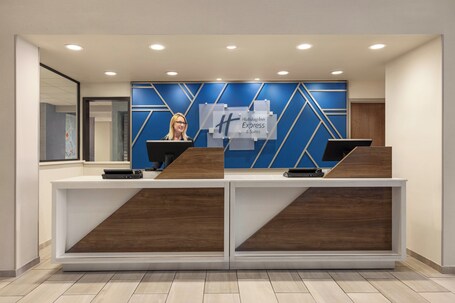 Holiday Inn Express and Suites Indianapolis W Airport Area, an IHG Hotel - Image 1