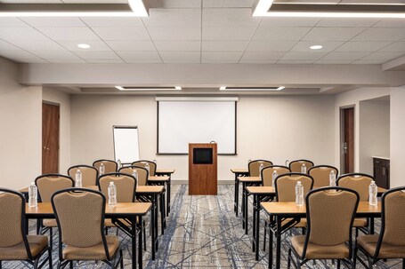 Holiday Inn Express and Suites Indianapolis W Airport Area, an IHG Hotel - Image 26