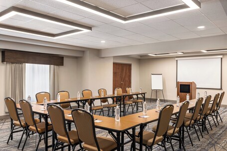 Holiday Inn Express and Suites Indianapolis W Airport Area, an IHG Hotel - Image 17