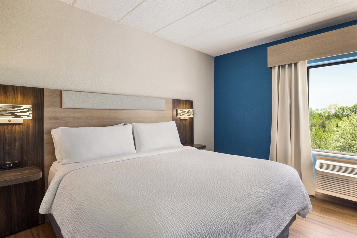Habitación estándar, 1 cama King size | Caja de seguridad en la habitación y escritorio 